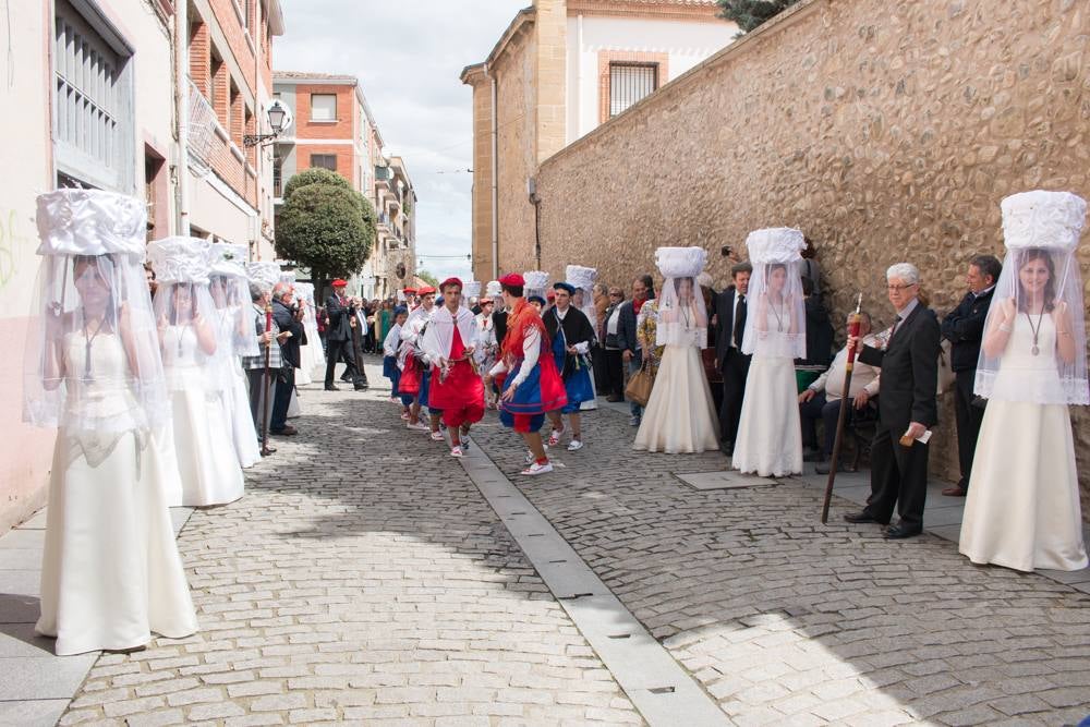 Procesión del Santo, procesión del Peregrino y el reparto de pan y la cebolleta en las fiestas de Santo Domingo (II)