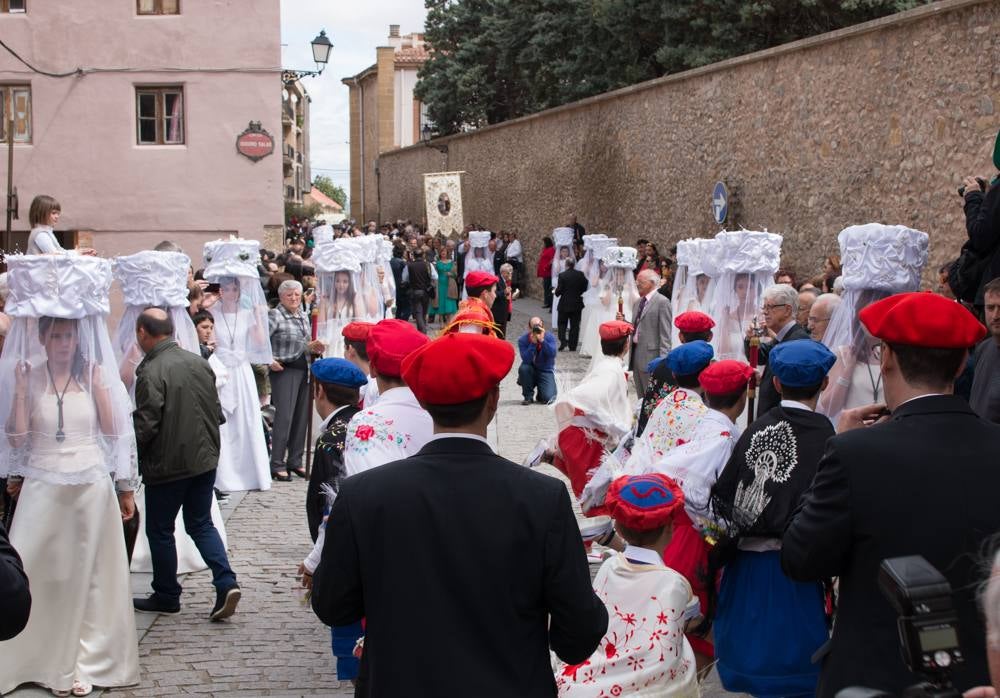 Procesión del Santo, procesión del Peregrino y el reparto de pan y la cebolleta en las fiestas de Santo Domingo (II)