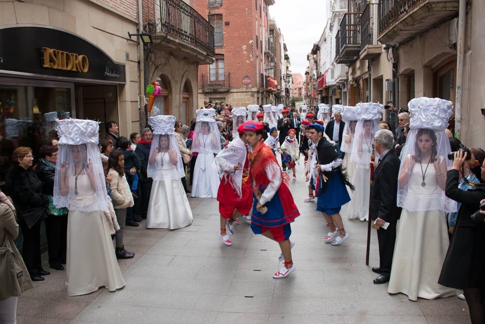 Procesión del Santo, procesión del Peregrino y el reparto de pan y la cebolleta en las fiestas de Santo Domingo (II)