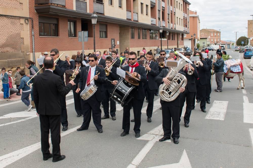 Procesión del Santo, procesión del Peregrino y el reparto de pan y la cebolleta en las fiestas de Santo Domingo (II)