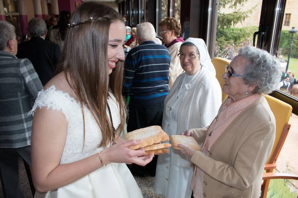 Procesión del Santo, procesión del Peregrino y el reparto de pan y la cebolleta en las fiestas de Santo Domingo (II)