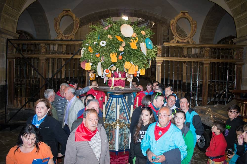 Procesión del Santo, procesión del Peregrino y el reparto de pan y la cebolleta en las fiestas de Santo Domingo (I)