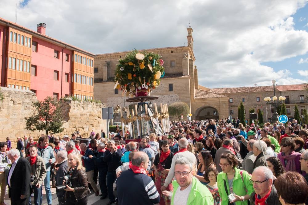 Procesión del Santo, procesión del Peregrino y el reparto de pan y la cebolleta en las fiestas de Santo Domingo (I)