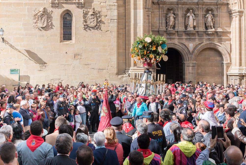 Procesión del Santo, procesión del Peregrino y el reparto de pan y la cebolleta en las fiestas de Santo Domingo (I)