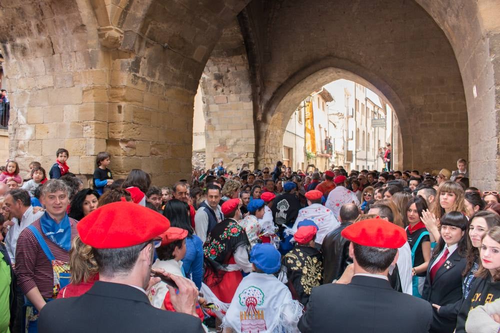 Procesión del Santo, procesión del Peregrino y el reparto de pan y la cebolleta en las fiestas de Santo Domingo (I)