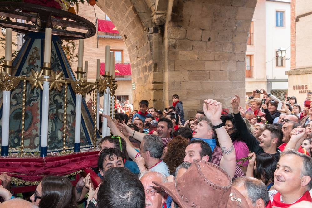 Procesión del Santo, procesión del Peregrino y el reparto de pan y la cebolleta en las fiestas de Santo Domingo (I)