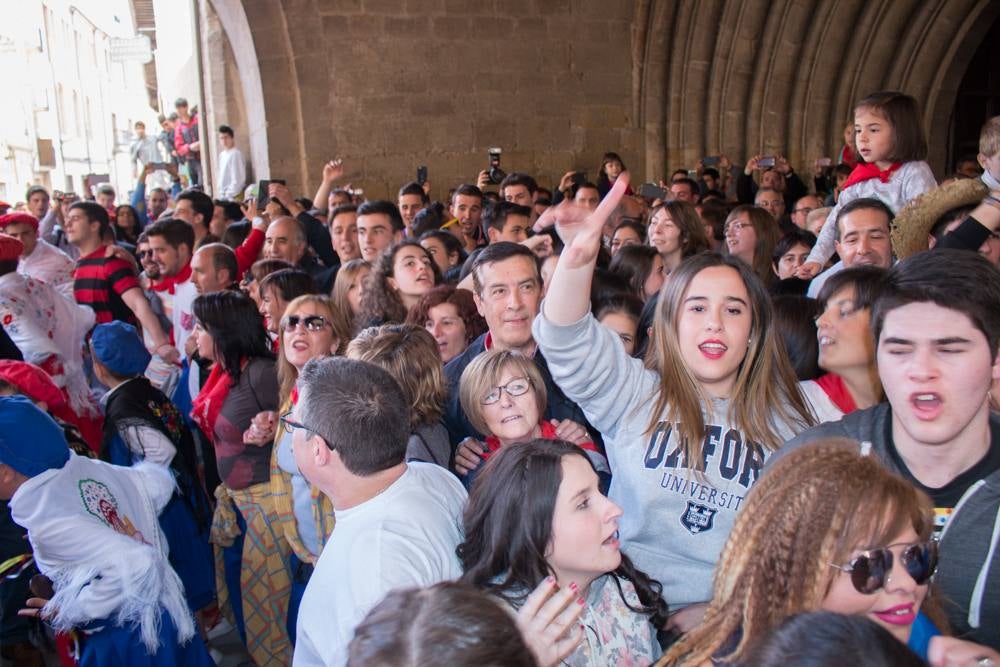 Procesión del Santo, procesión del Peregrino y el reparto de pan y la cebolleta en las fiestas de Santo Domingo (I)