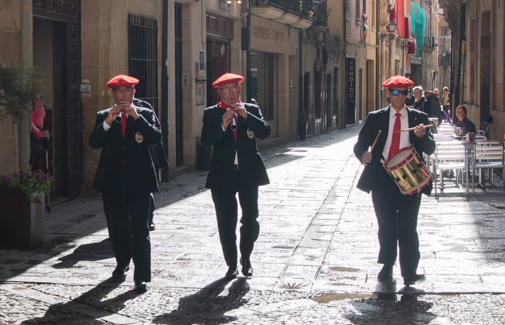 Procesión del Santo, procesión del Peregrino y el reparto de pan y la cebolleta en las fiestas de Santo Domingo (I)