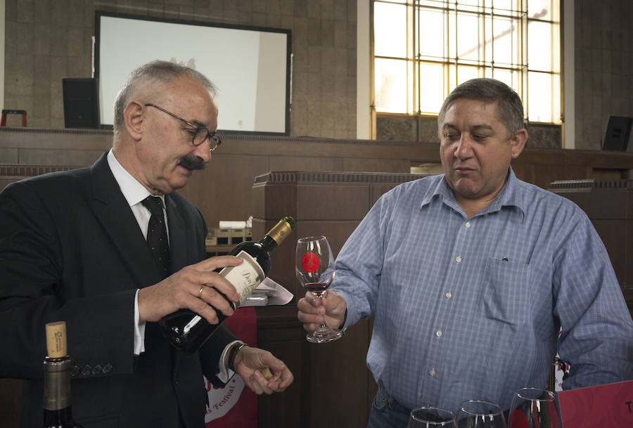 Javier Fernández sirve una copa de vino durante el tercer festival anual de vino Rioja &amp; Tapas en Union Station en Los Ángeles, California (Estados Unidos).