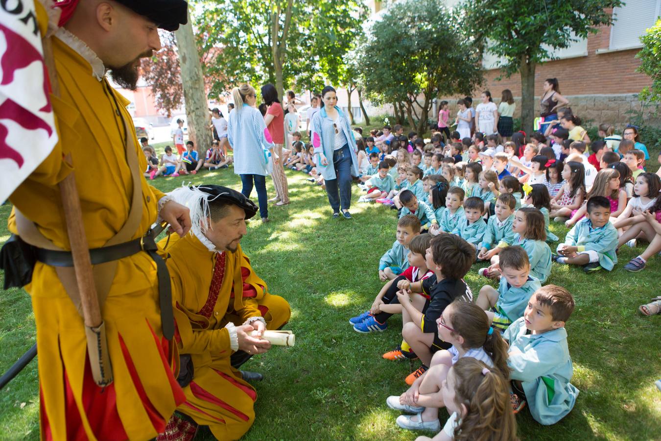 La tradición de San Bernabé conquista a los niños de los Salesianos