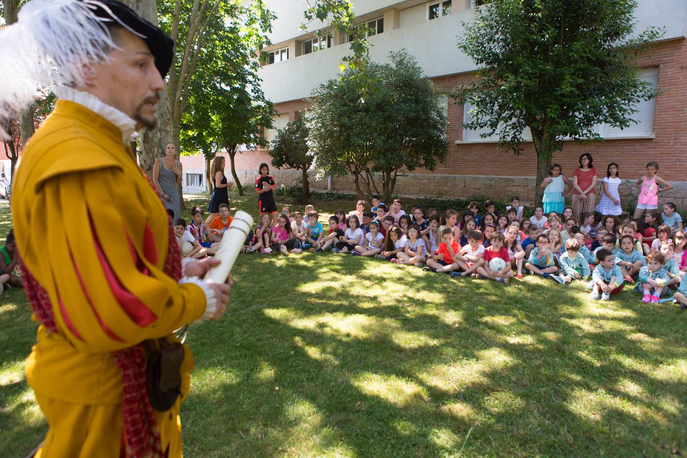 La tradición de San Bernabé conquista a los niños de los Salesianos