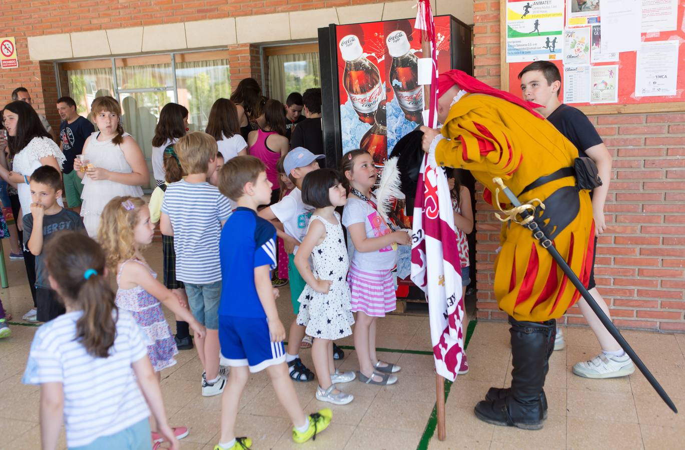 La tradición de San Bernabé conquista a los niños de los Salesianos