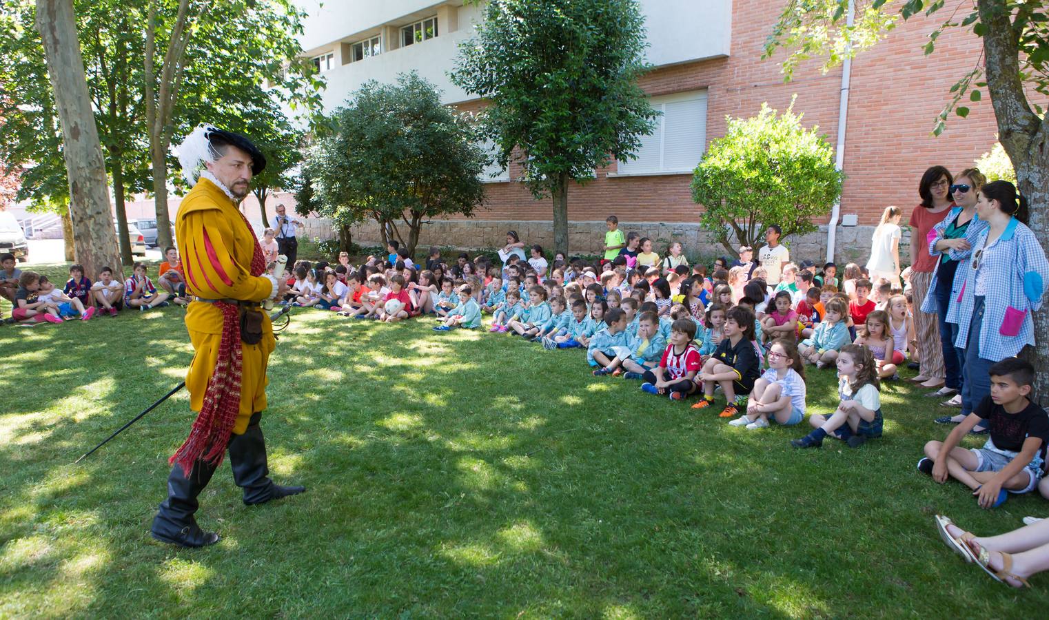 La tradición de San Bernabé conquista a los niños de los Salesianos