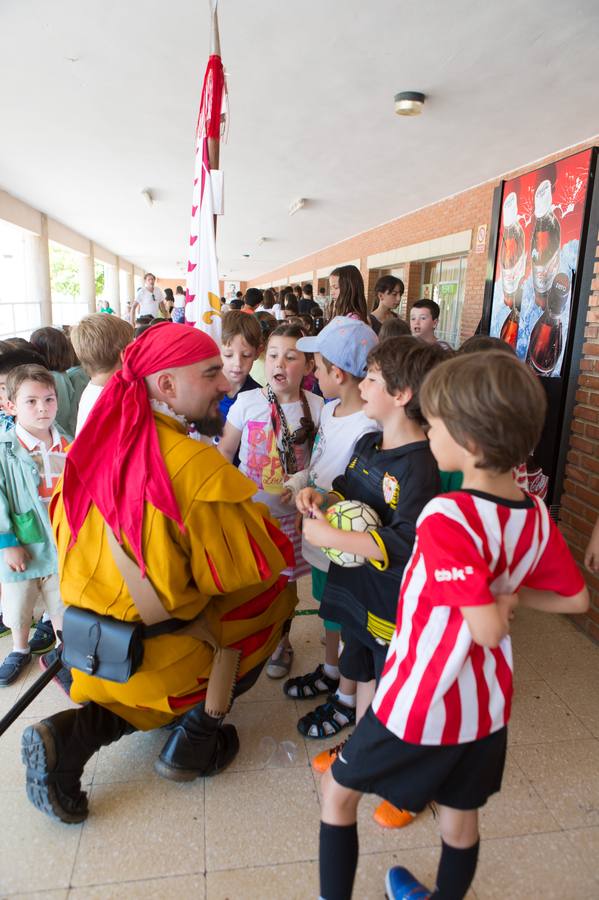 La tradición de San Bernabé conquista a los niños de los Salesianos