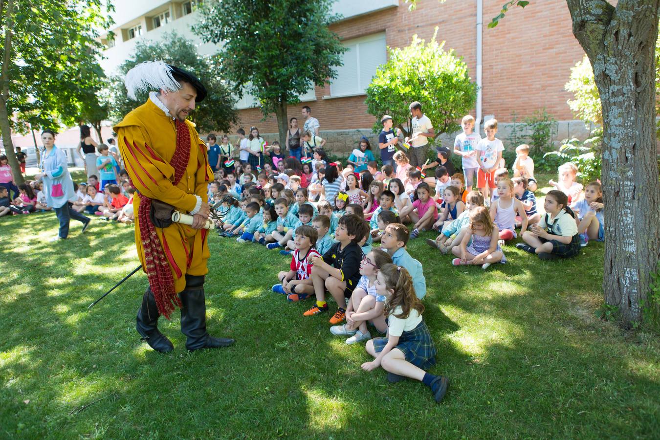 La tradición de San Bernabé conquista a los niños de los Salesianos