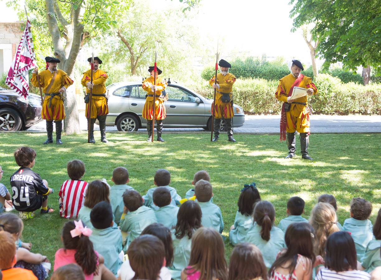 La tradición de San Bernabé conquista a los niños de los Salesianos