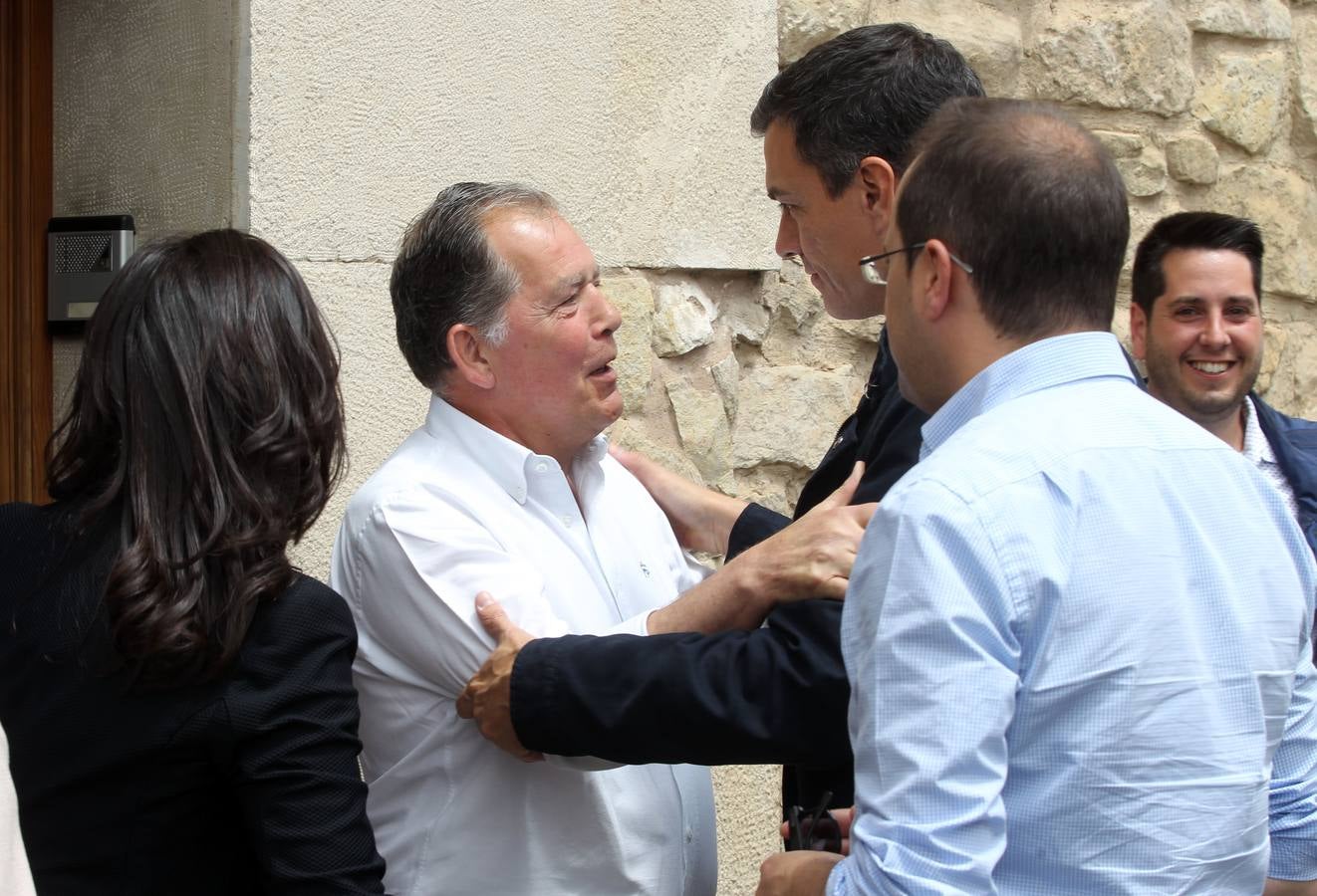 Pedro Sánchez brinda en la Cofradía del Vino en su visita a Logroño