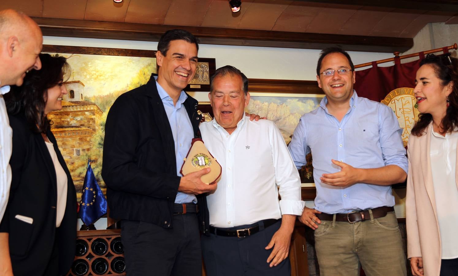 Pedro Sánchez brinda en la Cofradía del Vino en su visita a Logroño