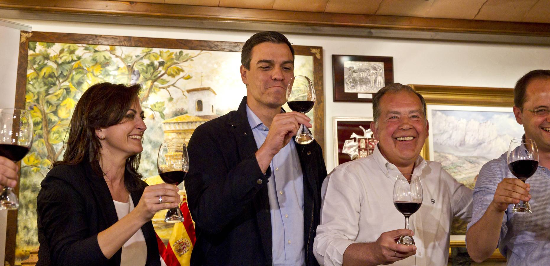 Pedro Sánchez brinda en la Cofradía del Vino en su visita a Logroño