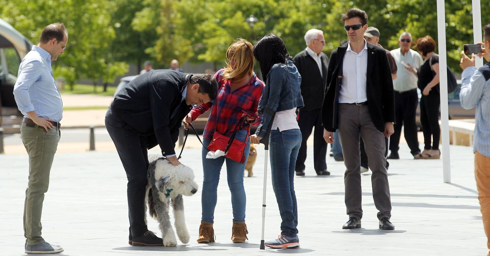 Besos, gestos y peticiones a Pedro Sánchez después de su mitin en Logroño