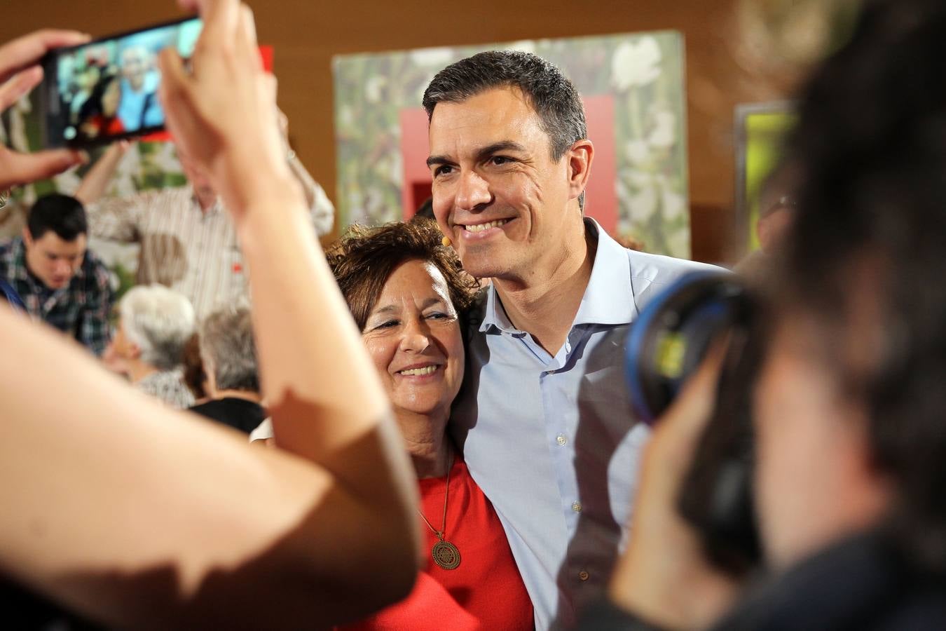 Besos, gestos y peticiones a Pedro Sánchez después de su mitin en Logroño