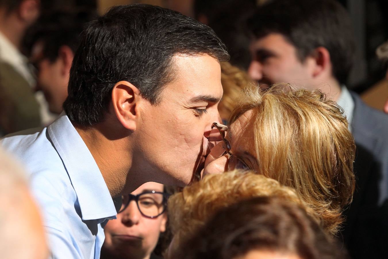 Besos, gestos y peticiones a Pedro Sánchez después de su mitin en Logroño