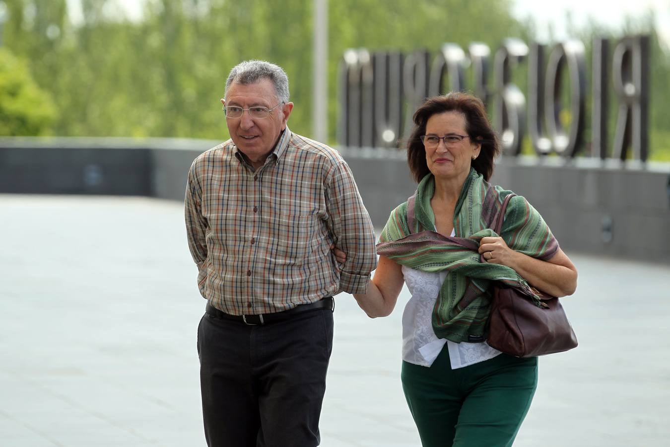 Besos, gestos y peticiones a Pedro Sánchez después de su mitin en Logroño