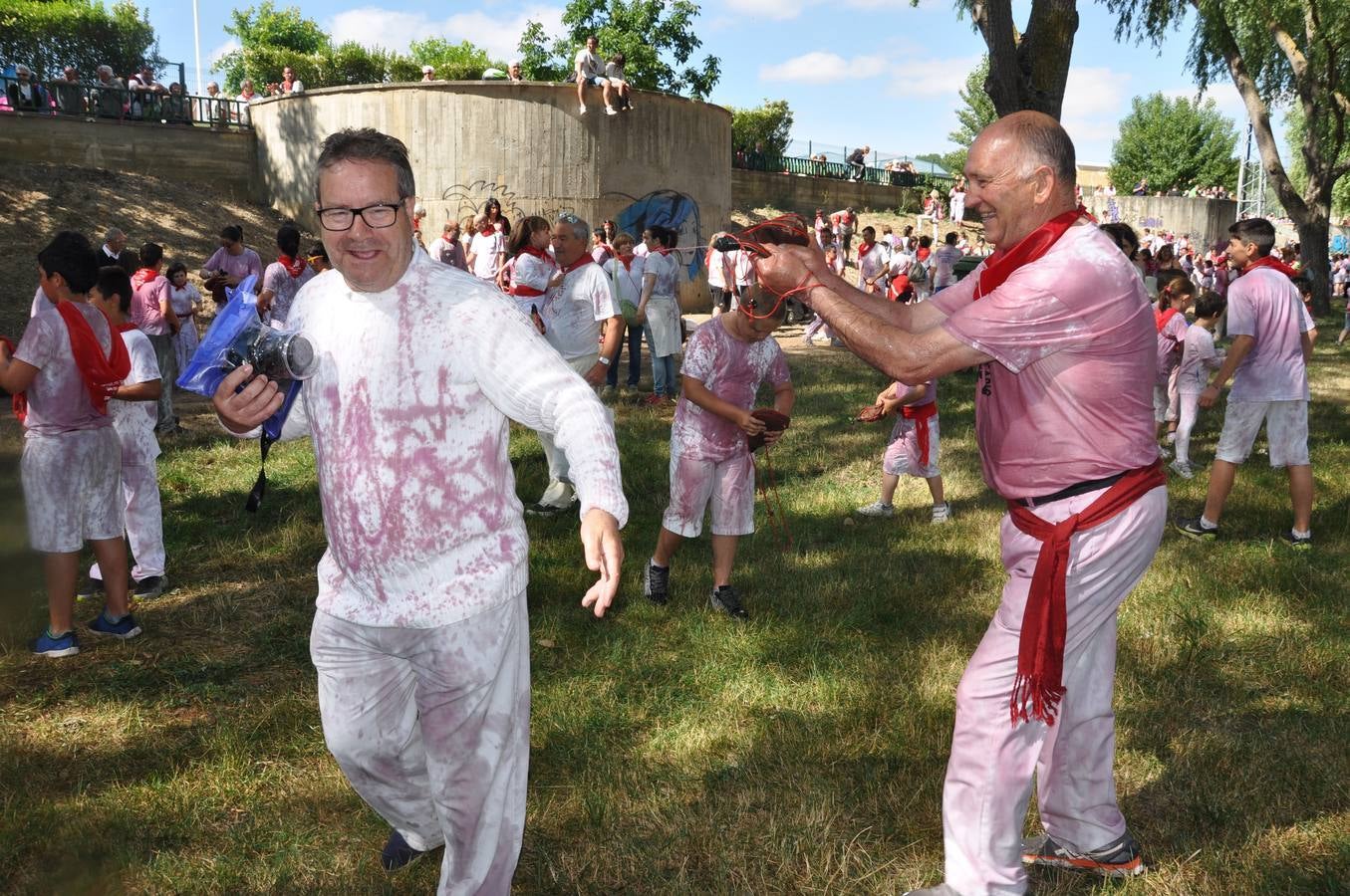 Los niños disfrutan de la Batalla del Vino Infantil