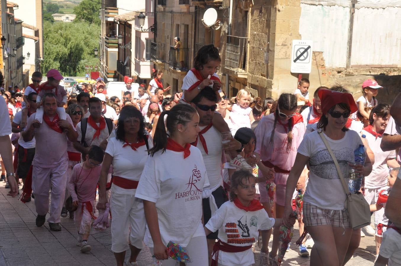 Los niños disfrutan de la Batalla del Vino Infantil