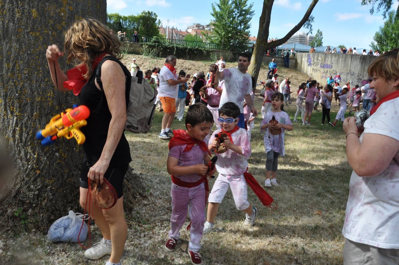 Los niños disfrutan de la Batalla del Vino Infantil