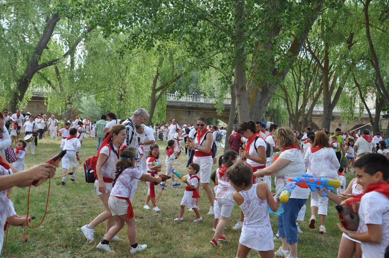 Los niños disfrutan de la Batalla del Vino Infantil