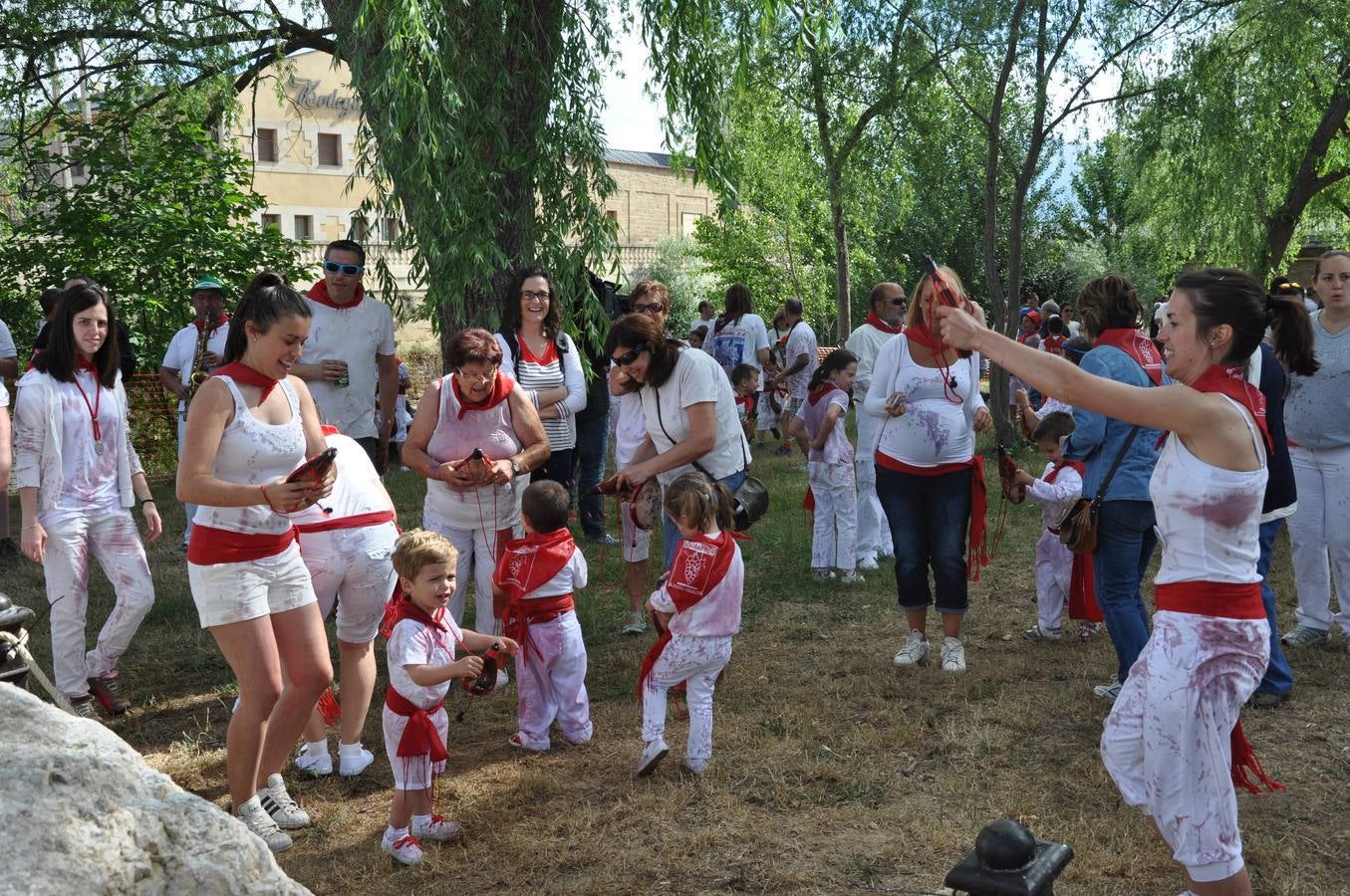 Los niños disfrutan de la Batalla del Vino Infantil