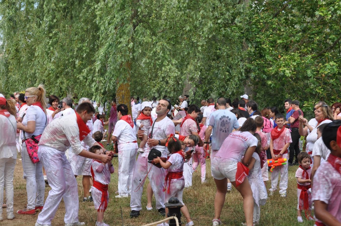 Los niños disfrutan de la Batalla del Vino Infantil