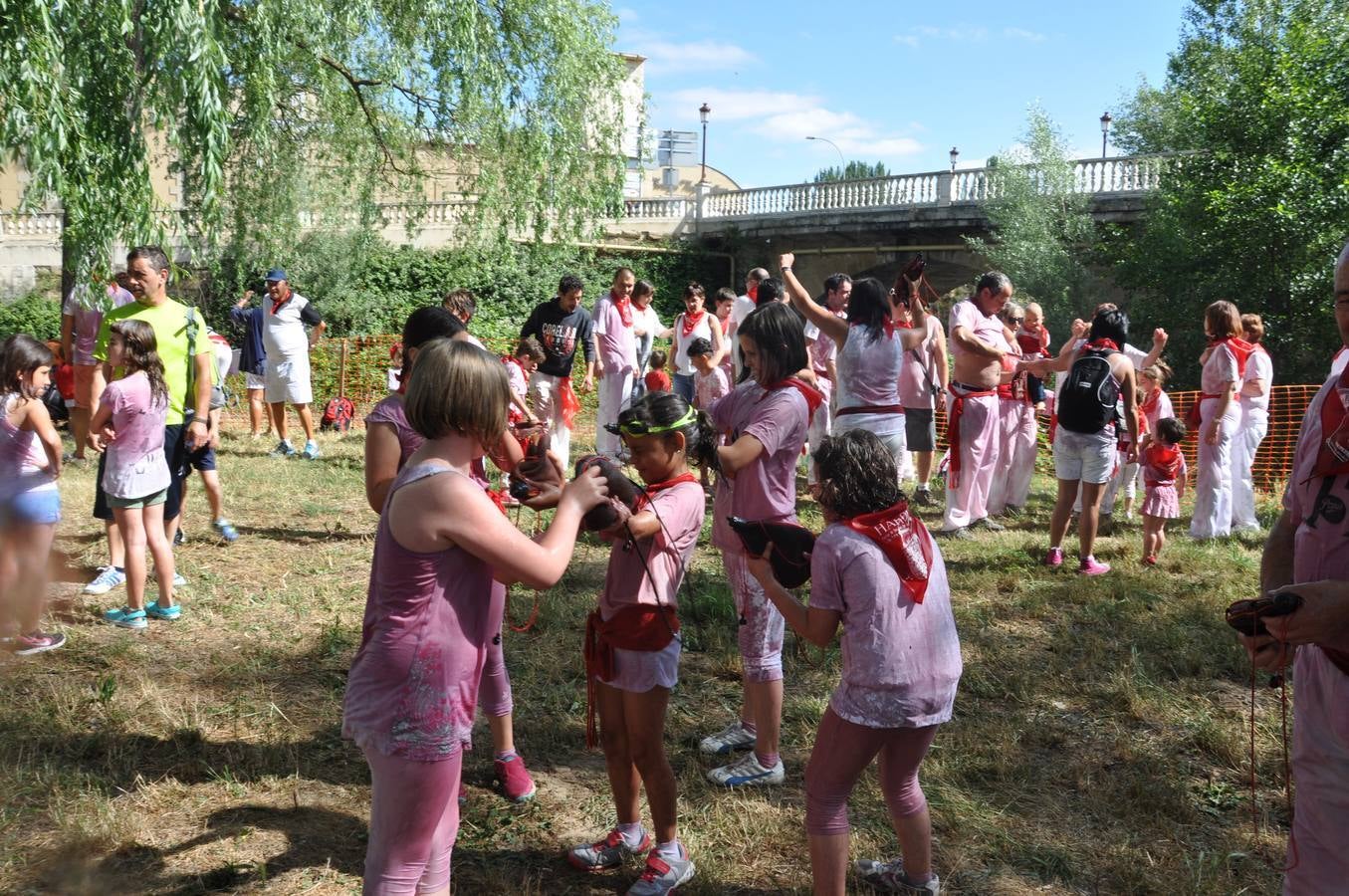 Los niños disfrutan de la Batalla del Vino Infantil