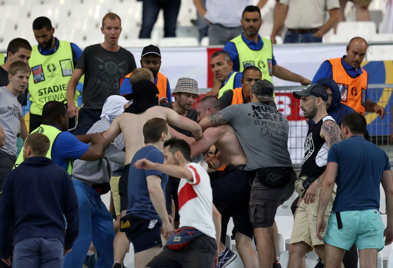 Los ultras rusos dieron la nota con su violencia y actos vandálicos dentro y fuera de los estadios.