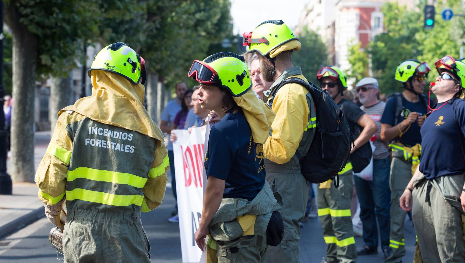 Los retenes se manifiestan para reclamar la categoría de Bombero Forestal