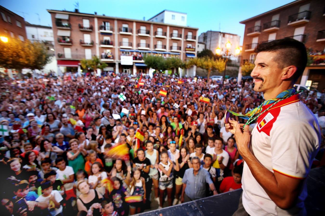 Carlos Coloma llega a casa