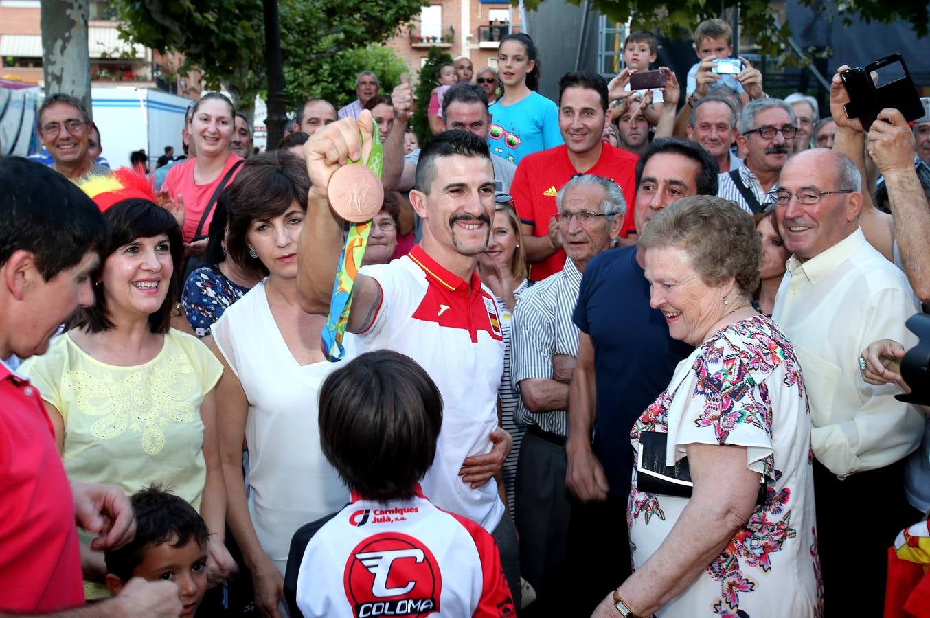 Carlos Coloma llega a casa