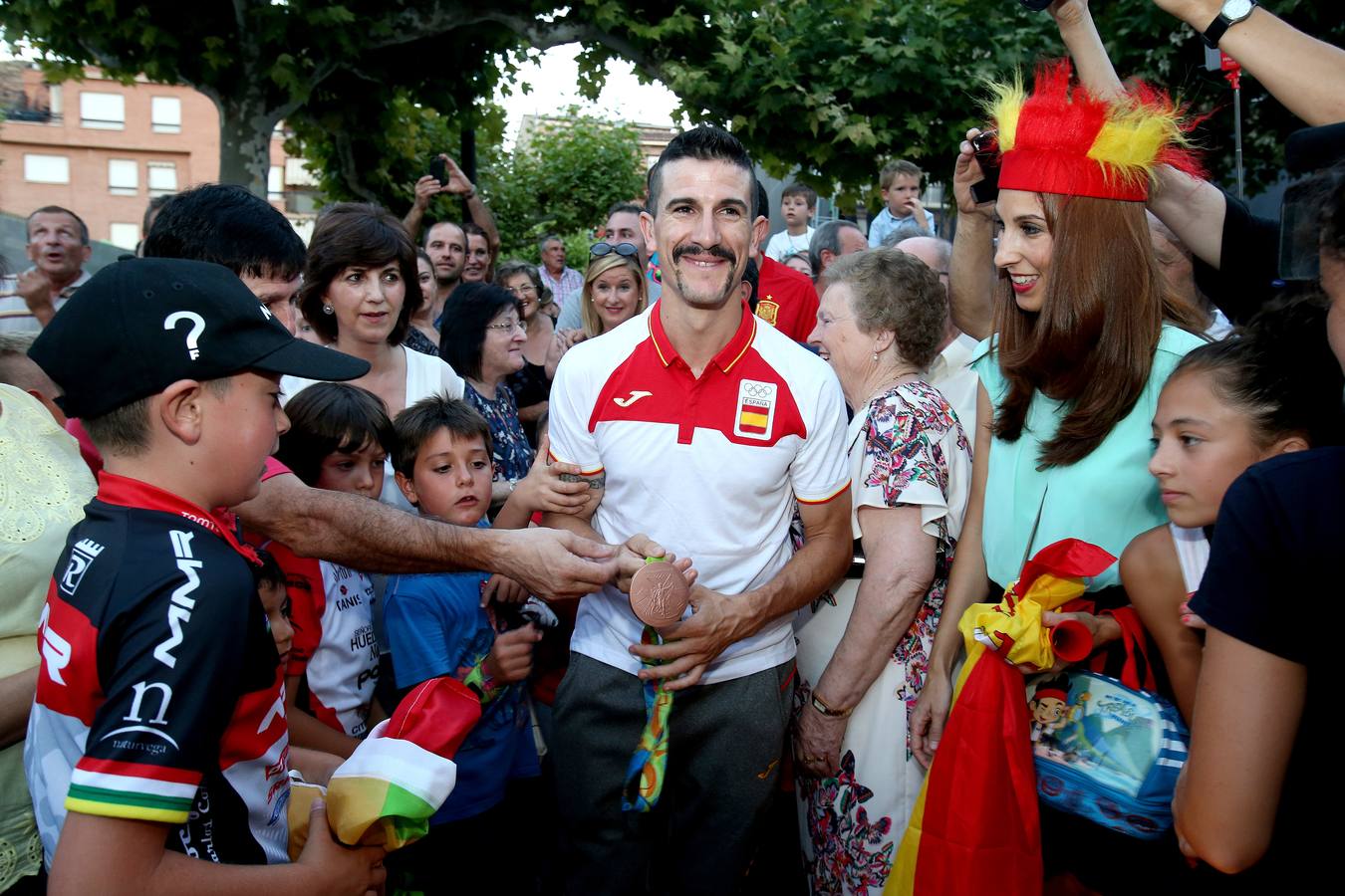 Carlos Coloma llega a casa