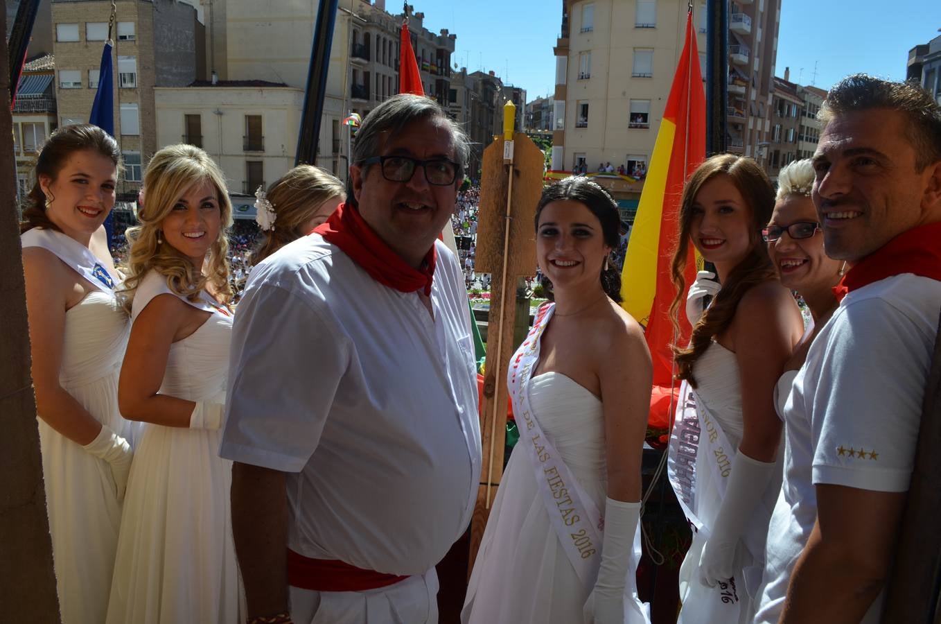 Ambiente de fiestas en (y desde) el balcón del Ayuntamiento de Calahorra