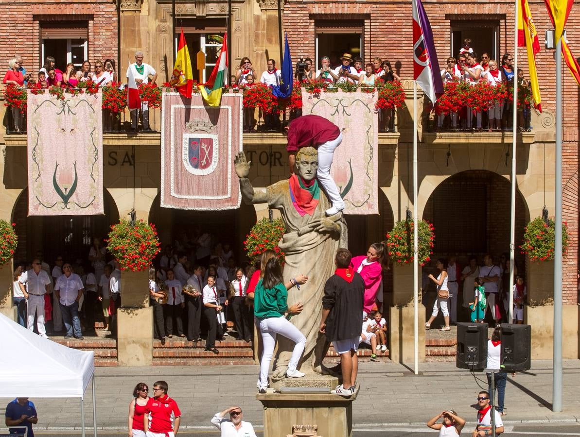 Ambiente de fiestas en (y desde) el balcón del Ayuntamiento de Calahorra