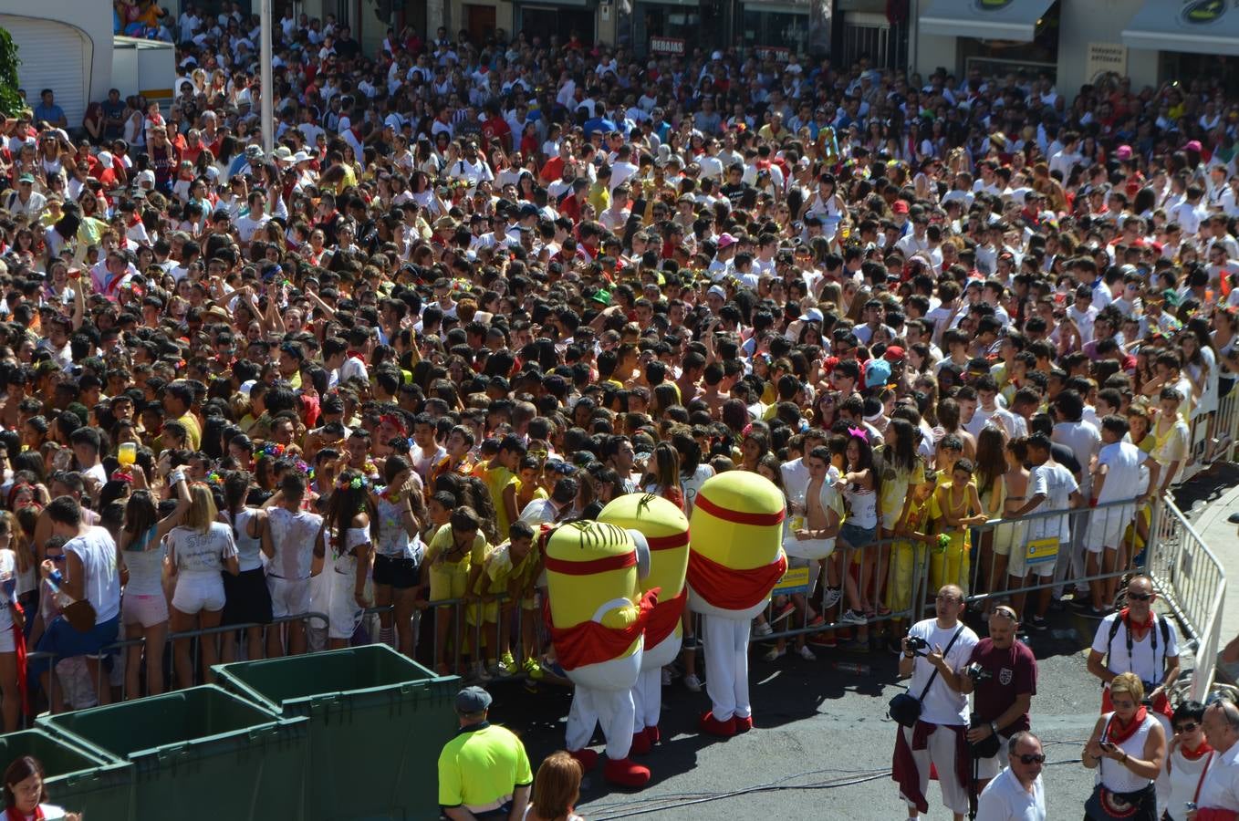 Ambiente de fiestas en (y desde) el balcón del Ayuntamiento de Calahorra