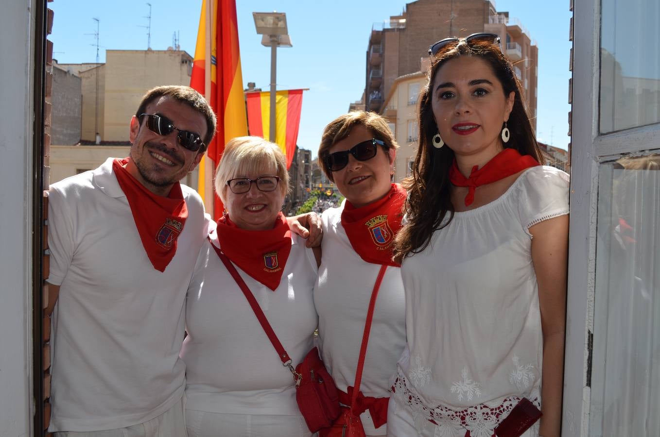 Ambiente de fiestas en (y desde) el balcón del Ayuntamiento de Calahorra