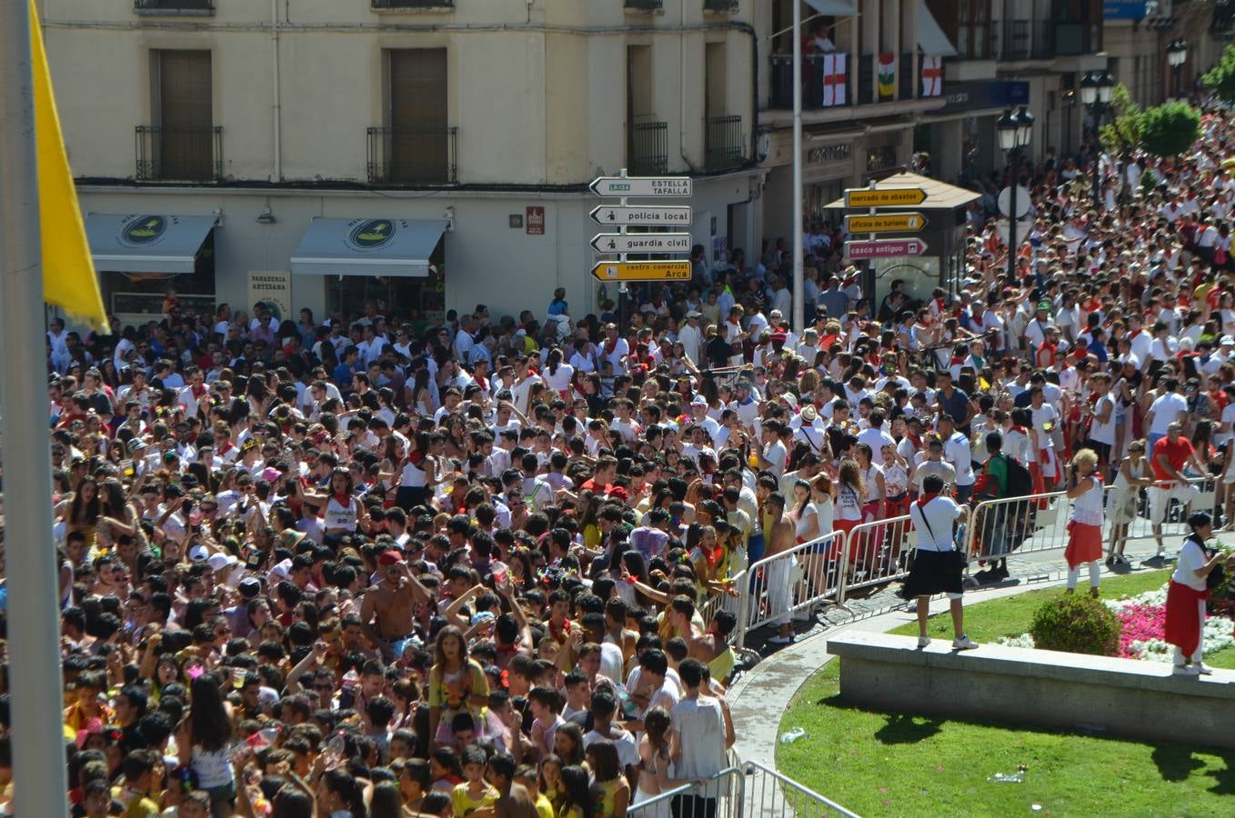 Ambiente de fiestas en (y desde) el balcón del Ayuntamiento de Calahorra