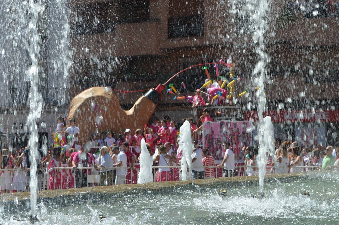 Las carrozas desfilan y concursan en las fiestas de Calahorra