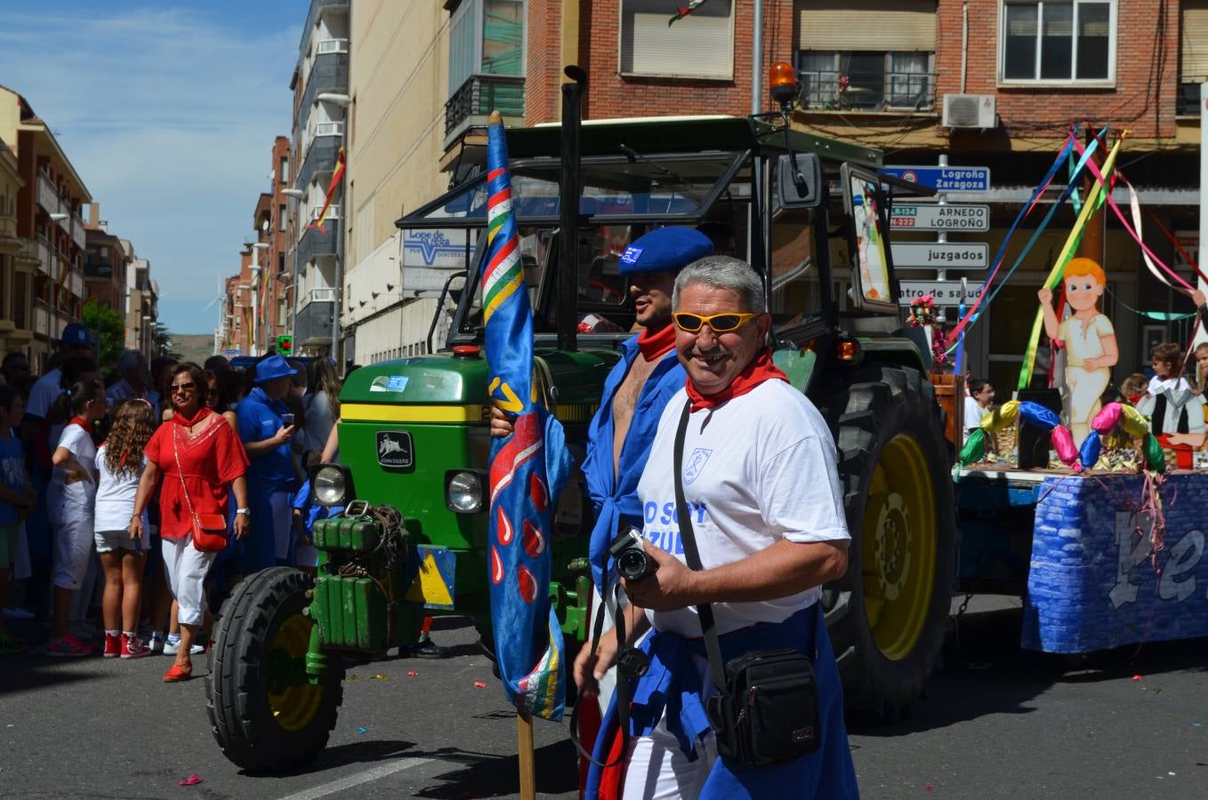 Las carrozas desfilan y concursan en las fiestas de Calahorra