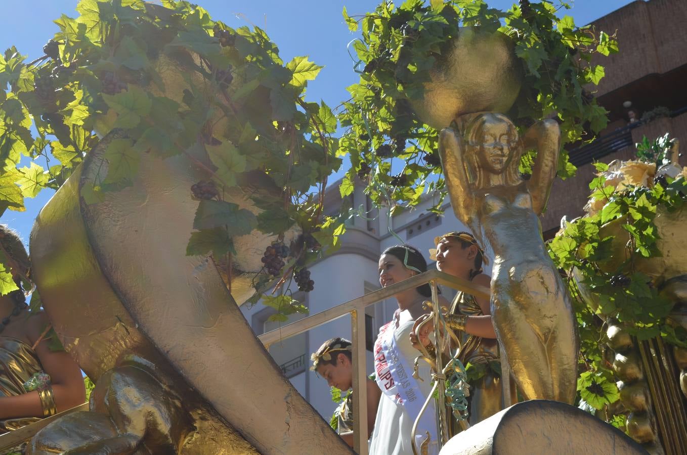 Las carrozas desfilan y concursan en las fiestas de Calahorra