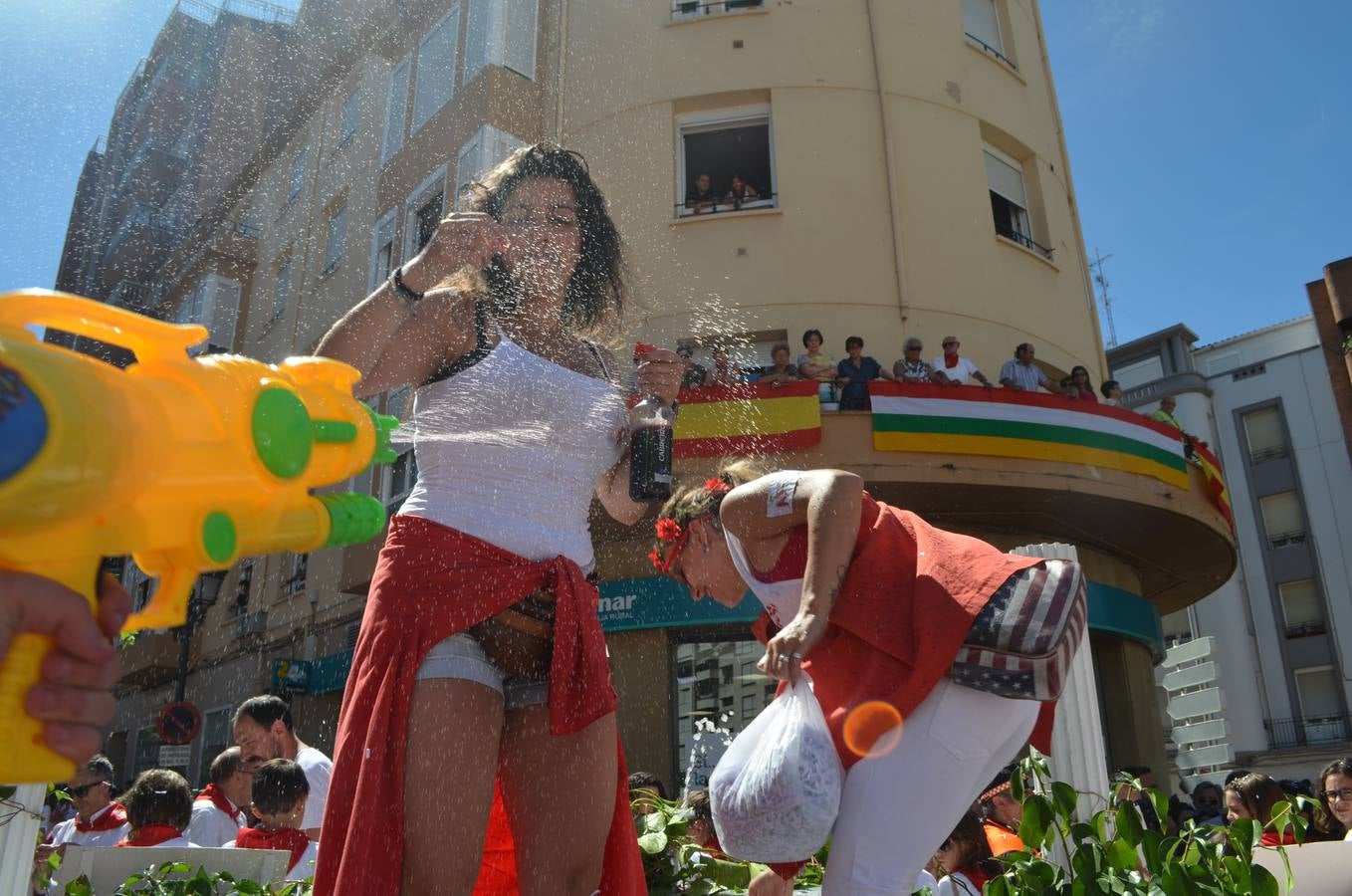 Las carrozas desfilan y concursan en las fiestas de Calahorra