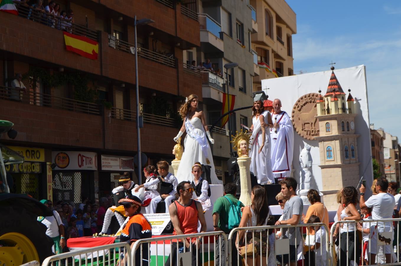 Las carrozas desfilan y concursan en las fiestas de Calahorra