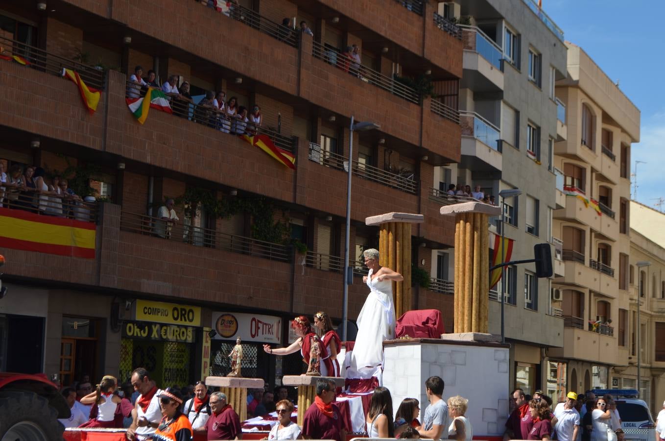 Las carrozas desfilan y concursan en las fiestas de Calahorra